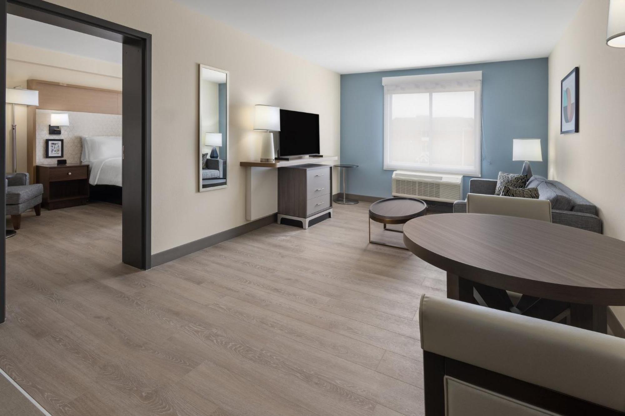 Holiday Inn & Suites Richmond West End, An Ihg Hotel Extérieur photo